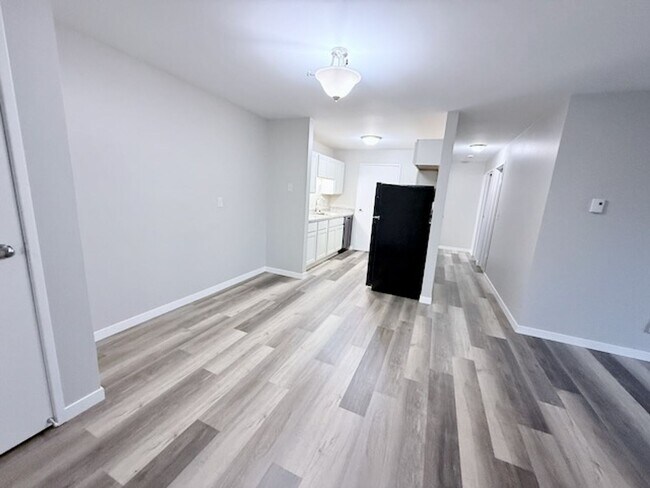 Foto del edificio - 2 Bedroom 1 Bathroom Upper