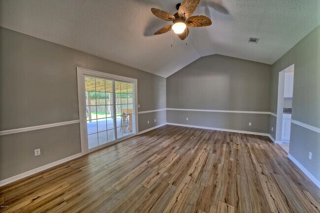 Building Photo - 3 Bed 2 Bath