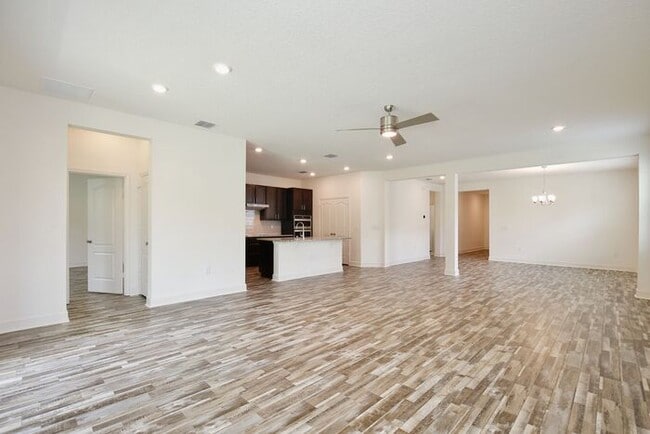 Foto del edificio - Gorgeous 4/3 Spacious Home with a 2 Car Garage Located on a Conservation Lot in Creekstone Neighb...