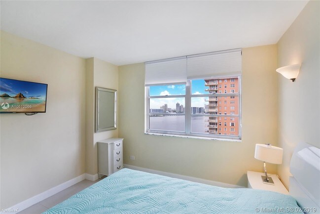Building Photo - 2 br, 2 bath Condo - 250 174th St Apt 1812