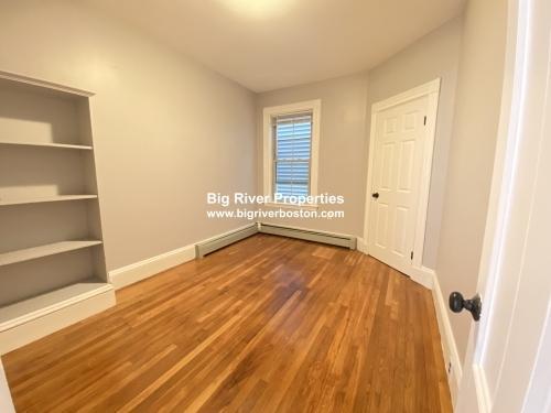 Building Photo - 4 bedroom in South Boston MA