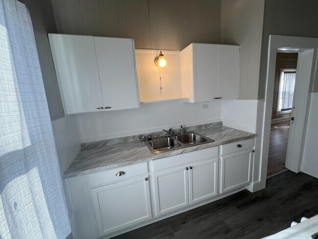 Building Photo - 304 N 17th St