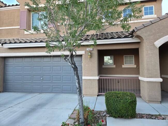 Foto del edificio - A Fabulous 3 Bedroom, 2.5 Bathroom, 2 Car Garage Townhome in NW Las Vegas