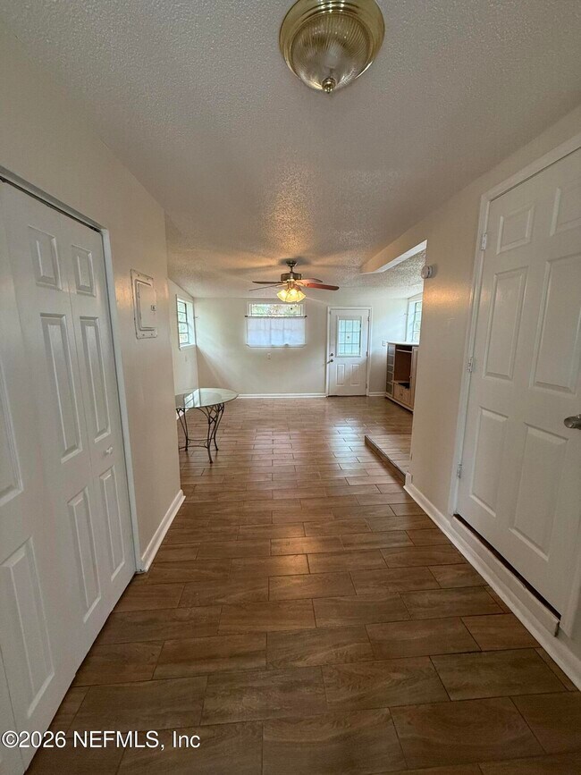 Foto del edificio - 909 La Marche Dr