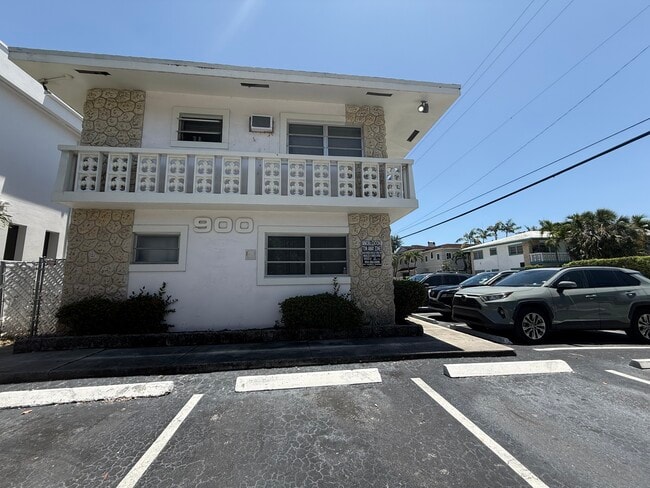 Building Photo - 900 NE 17th Ter