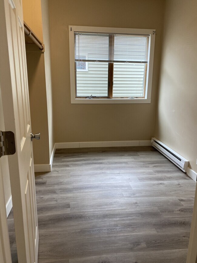 Building Photo - Dutchman Corner