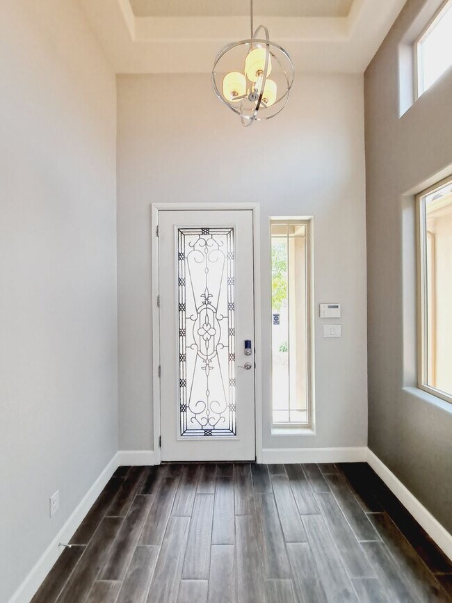 Foto del edificio - Stunning 3 bed 3 bath home with jacuzzi!