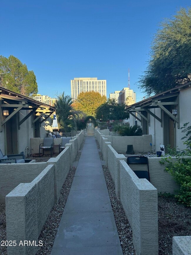 Building Photo - 636 N 4th Ave