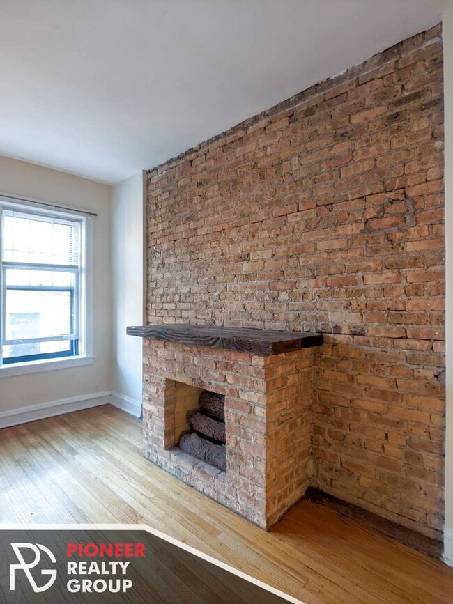 Building Photo - 3525 N Racine Ave
