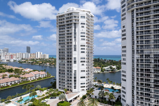 Building Photo - One Island Place