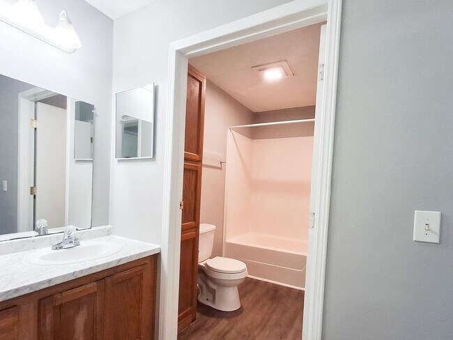 Foto del edificio - 4 Bed / 2 Full Bath House on a Quiet Dead-End Street — Attached Garage, Central A/C, W/D Hookups ...