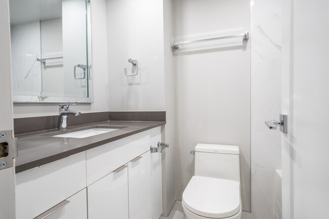 Photo du bâtiment - Yonge Bloor Studio Apartment - *3 Months F...