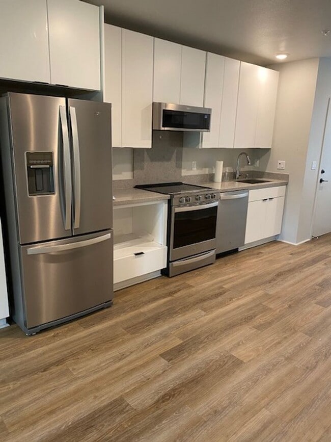 Building Photo - Modern 1-Bdrm/1-Bath Ground Level Corner U...