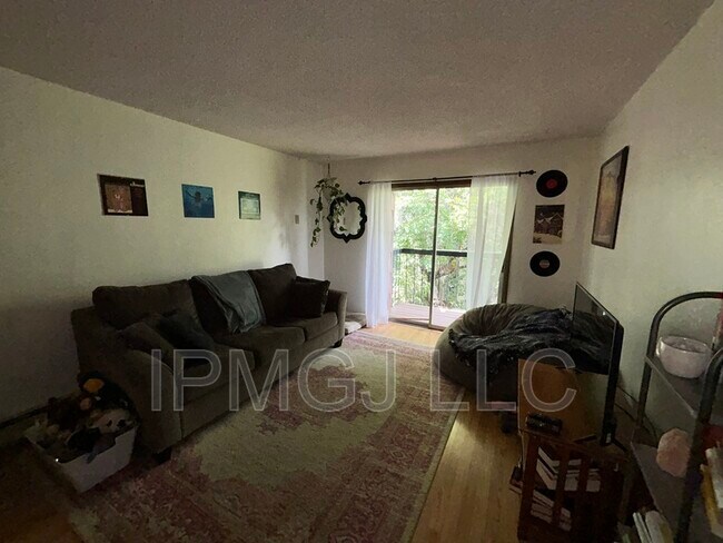 Foto del edificio - 3156 Lakeside Dr