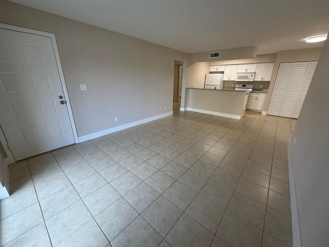 Building Photo - ANNUAL RENTAL - 2 BED / 2 BATH CONDO AT MYSTIC GARDENS