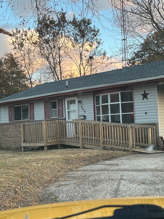 Primary Photo - 900 Leonard Dr