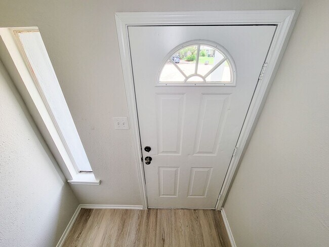 Foto del edificio - Welcome home! This beautifully renovated 3-bedroom, 2-bathroom property features top-tier finishe...