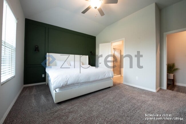 Building Photo - Unit
