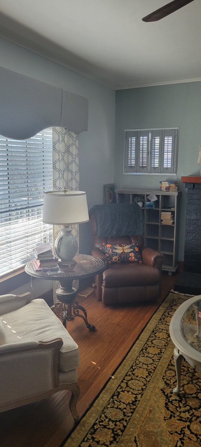 Building Photo - 1055 NE Grandview Dr