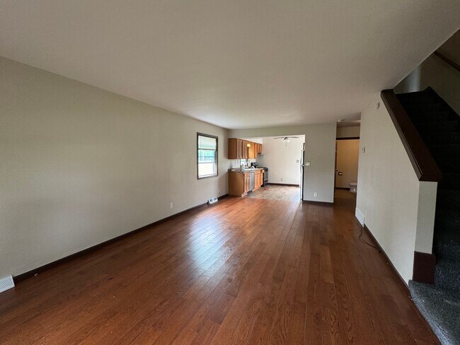 Building Photo - Your new Townhouse Awaits! 3 Bed / 1.5 Bat...