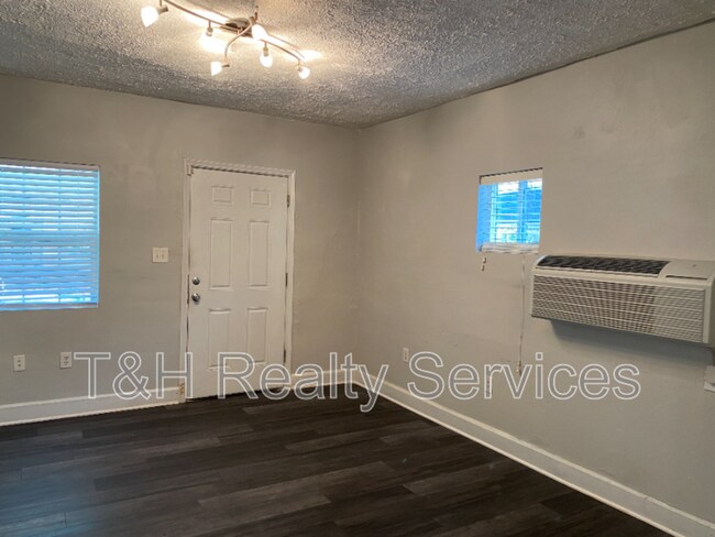 Building Photo - 4208 Graceland Ave