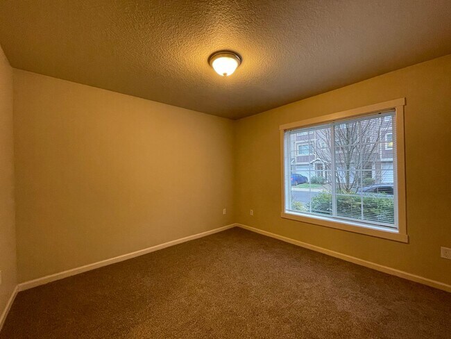 Building Photo - 3Bd/3.5Ba 3-Story Townhome Available in qu...