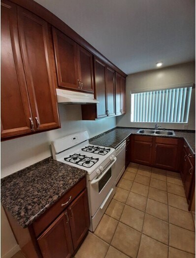 Foto del edificio - Blossom Garden Apartments