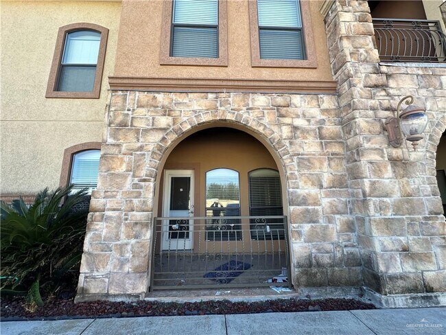 Building Photo - 13 Mimosa St