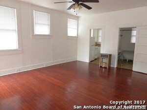 Building Photo - 634 W Mistletoe Ave