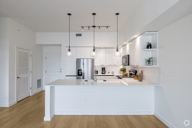 2BR, 2BA - 1044SF - Kitchen - South Pointe Apartments