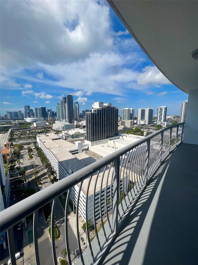 Foto del edificio - 1750 N Bayshore Dr