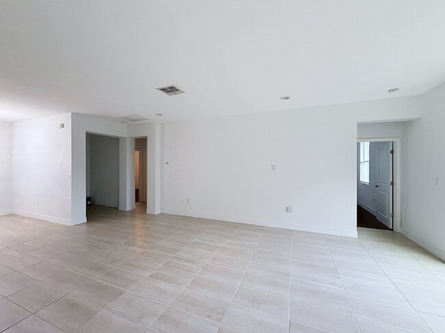 Building Photo - Welcome home to this gorgeous 4-bedroom, 2-bath home!
