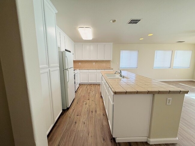 Building Photo - 1330 Riverside Ct