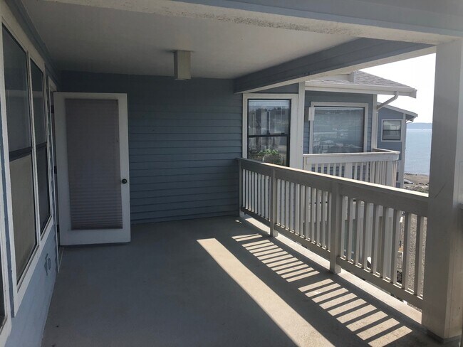 Foto del edificio - Absolutely stunning View! 2 bed condo downtown on the water!