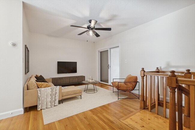 Foto del edificio - 496 E 7th St