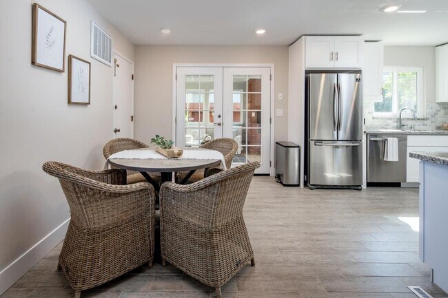 Building Photo - Beautiful 3 Bedroom Home in Monterey Avail...