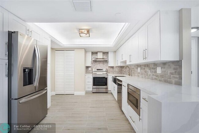 Foto del edificio - 3200 Port Royale Dr N
