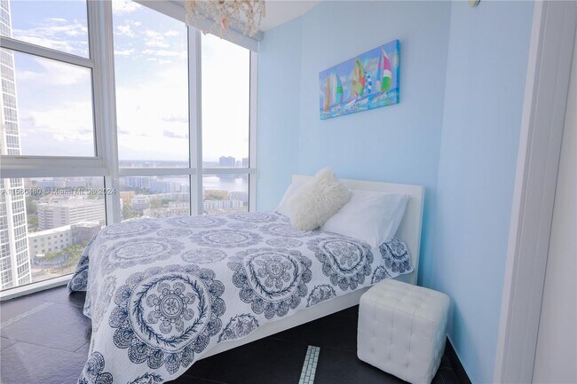 Foto del edificio - 18201 Collins Ave