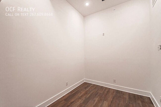 Building Photo - Luxury Bella Vista Apt