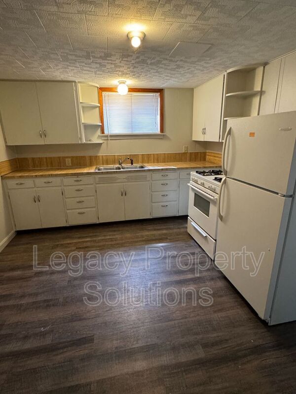 Primary Photo - 408 2nd Ave NE