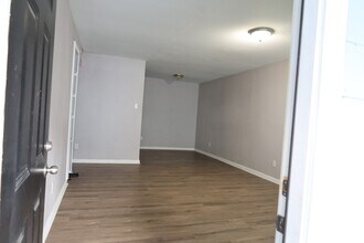Building Photo - 5625 Antoine Dr