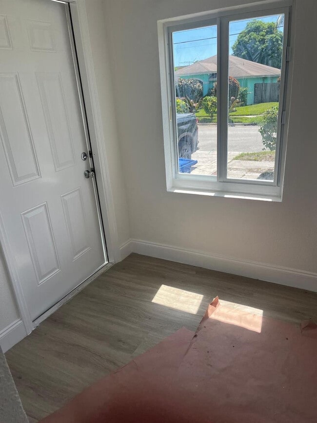 Building Photo - 648 W 10th St