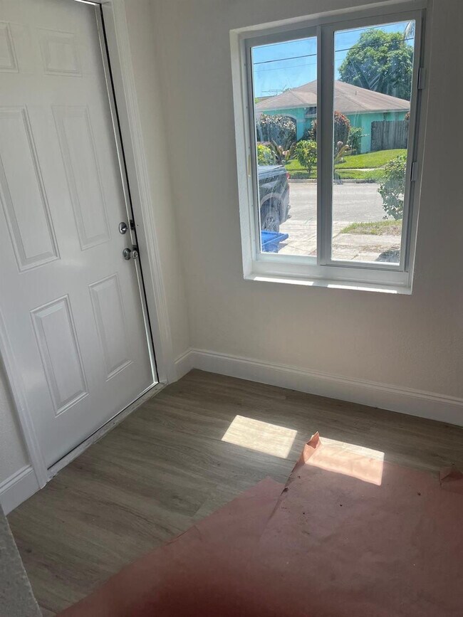 Foto del edificio - 648 W 10th St