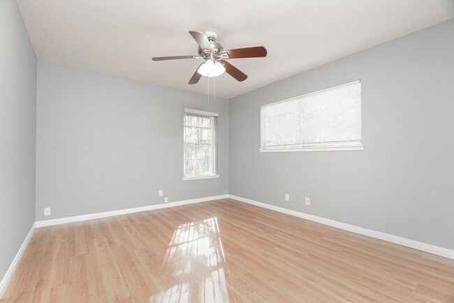 Building Photo - Spacious Family Home in Prime Location