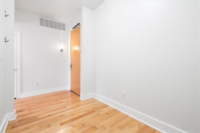 Building Photo - 603 Davis St