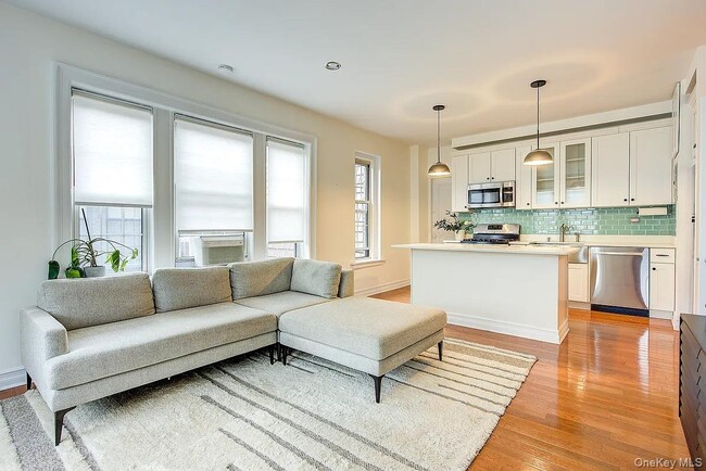 Building Photo - 6 Burns St