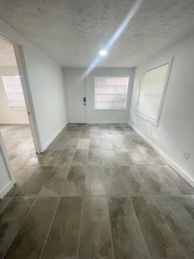 Building Photo - 1323 Woodruff Ave