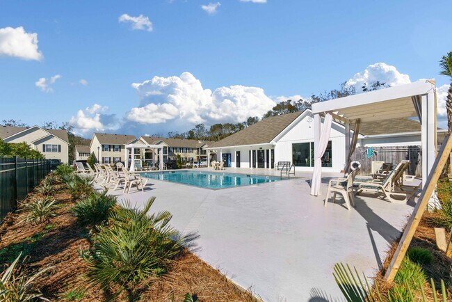 ¡Disfrute de un chapuzón en nuestra piscina cerrada! - Baldwin Farms Apartments