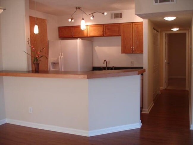 Building Photo - Location + Amenities + Covered Parking