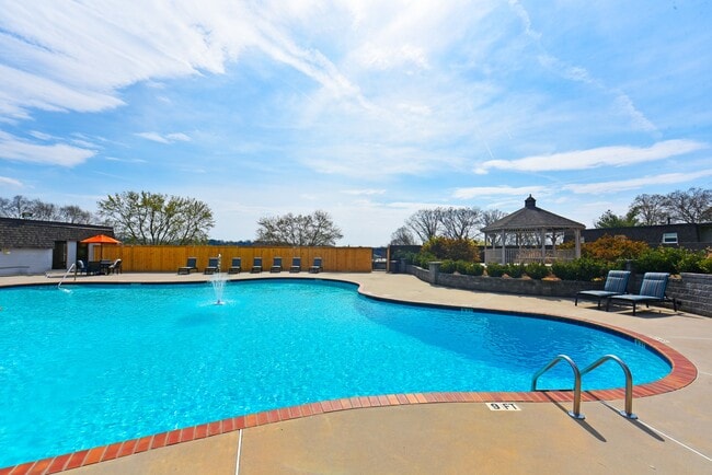 Piscina con terraza - The Meridian